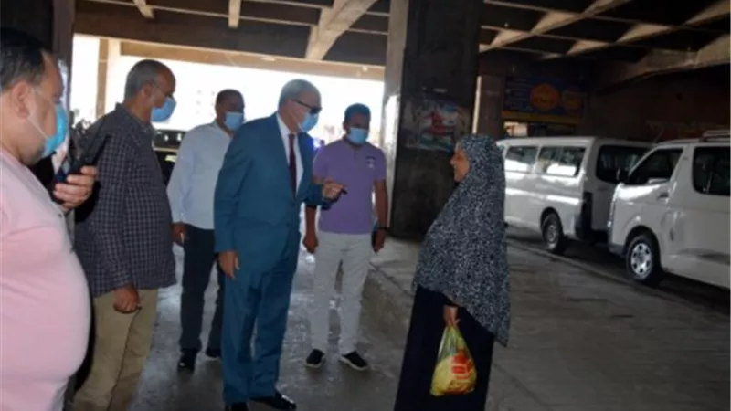 محافظ القليوبية يتابع مواقف سيارات الاجرة للتأكد من الالتزام بارتداء الكمامات
