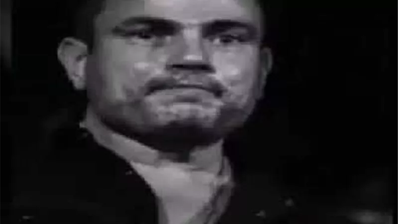 الهضبة عمرو دياب ينعى النجم حسن حسنى بكلمات مؤثرة