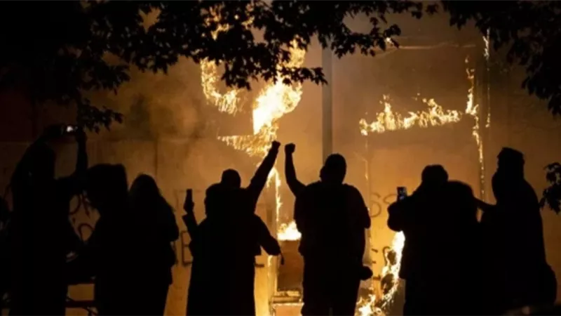 النتاجون يرفع حالة التأهب و يستعد لنشر وحدات عسكرية في مينابوليس