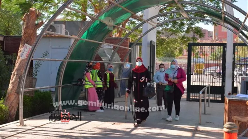 رئيس جامعة أسيوط يشيد بالتزام الأفراد المترددين على الحرم الجامعي