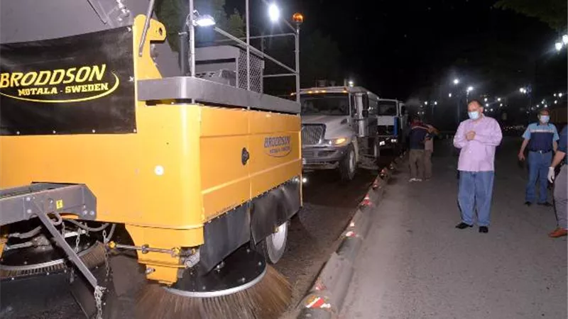 محافظ أسيوط يترأس حملة لرش وتطهير شوارع حي شرق وغرب