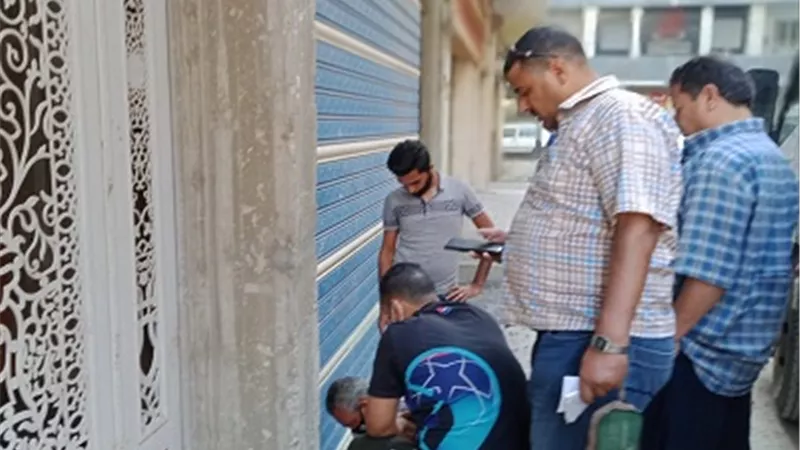 بالصور..تشميع بوابة عقار تحت الإنشاء بحى ثان الزقازيق لمخالفته قرار وقف أعمال البناء