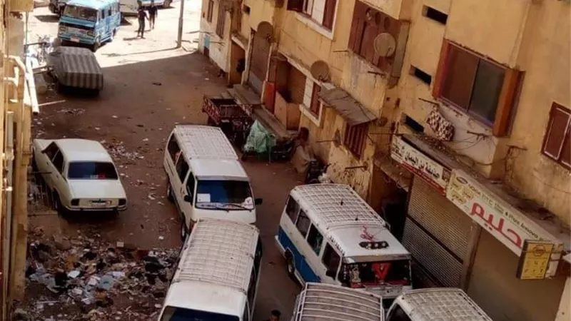 محافظة سوهاج: رفع موقف سرفيس عشوائي وتعقيم الشوارع وتنظيم المواطنين أمام البنوك