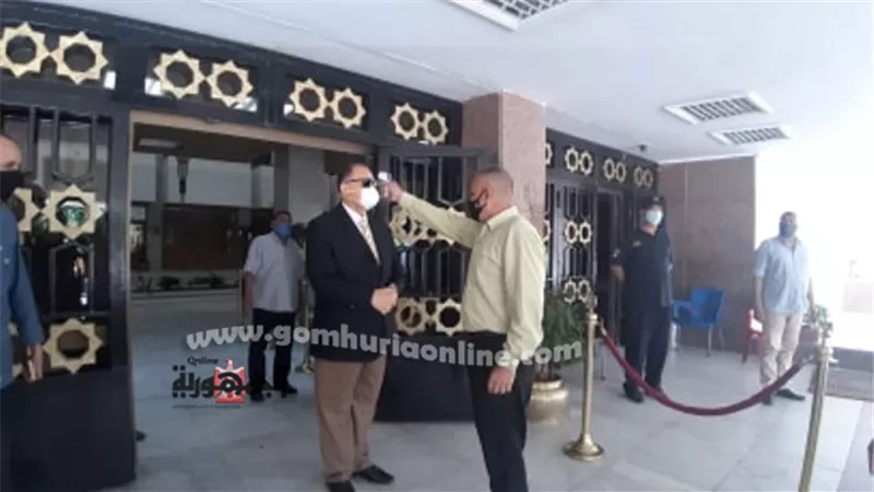 محافظ أسيوط يعلن تطبيق قرار ارتداء الكمامات بالديوان العام والوحدات المحلية