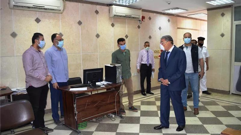 محافظ المنيا يطمئن على تطبيق الاجراءات الاحترازية