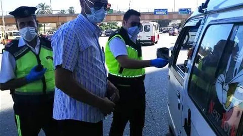 محافظ الشرقية: تغريم 112 سائقا لعدم الإلتزام بإرتداء الكمامة الواقية لمواجهة كورونا صور