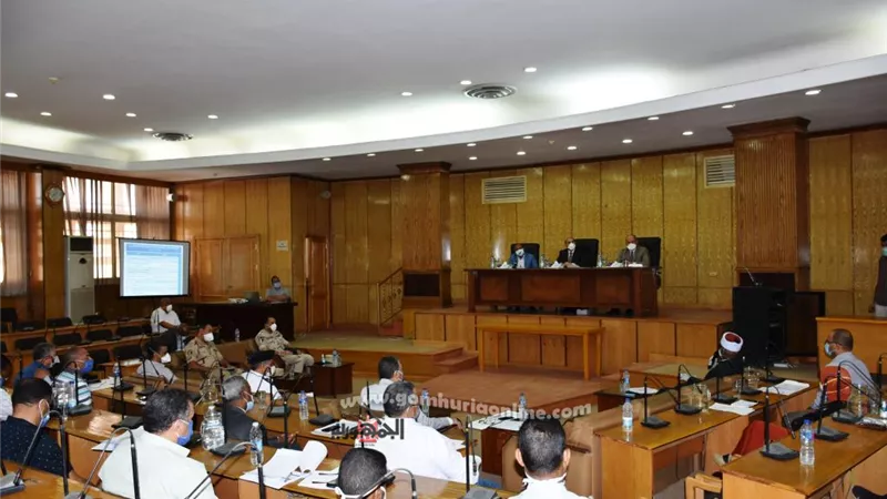 محافظ أسوان يشدد على تطبيق الإجراءات الوقائية للحفاظ على سلامة الطلاب والمراقبين والعاملين