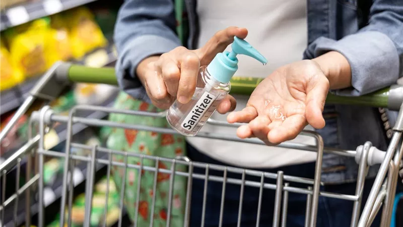 لماذا يجب تجنب ارتداء القفازات أثناء التسوق من السوبر ماركت