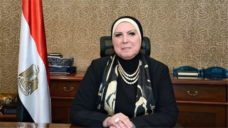 نيفين جامع: نستهدف إنتاج 30 مليون كمامة شهريا