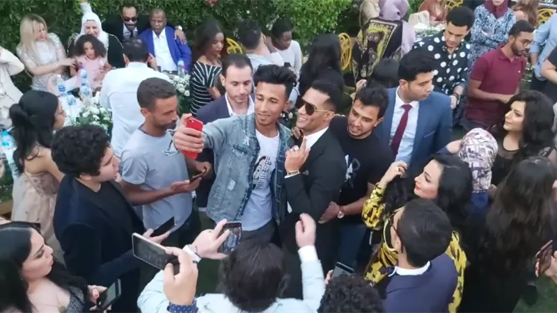 ازدحام وبدون كمامات.. محمد رمضان يتجاهل الإجراءات الاحترازية ويتحدى كورونا بالتجمعات فى حفل زفاف شقيقته