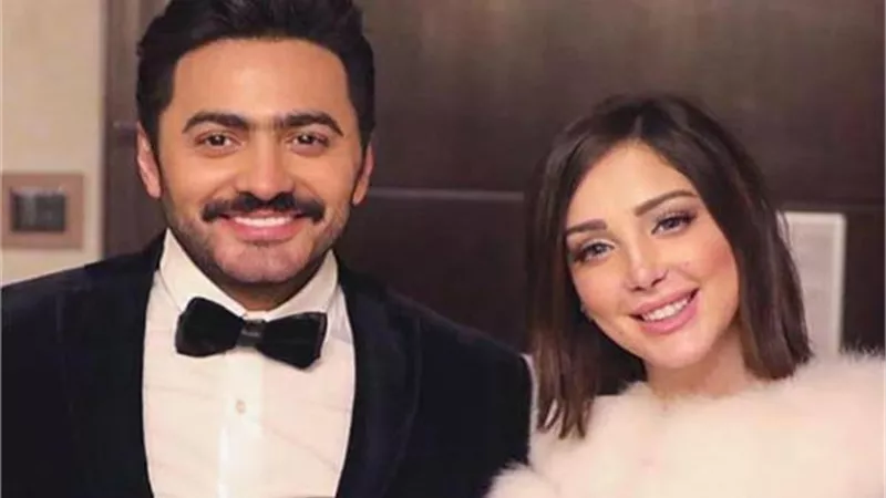 تامر حسنى وزوجته بملابس الرياضة يخطفان الأنظار.. شاهد