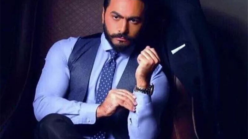 تامر حسنى يحذر من هذا التصرف بنسبه للكمامة