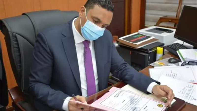 محافظ الدقهلية يستانف مهام عمله بمكتبة فى السابعه والنصف صباحا ويرفض الاحتفالات