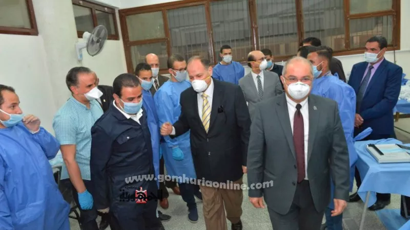محافظ أسيوط فى زيارة لمركز إنتاج الكمامات بجامعة أسيوط