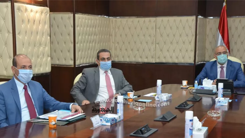وزير الإسكان يتابع الموقف التنفيذى لمشروع سد ومحطة 