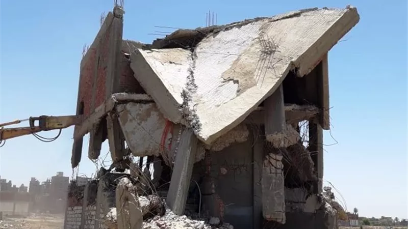حملات ازالة تعديات البناء مستمرة فى مدن وقرى المنيا