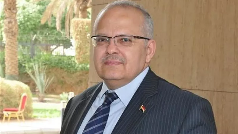 الخشت: مراقبة الالتزام بالتباعد الاجتماعى بالجامعة وسنعاقب المخالفين