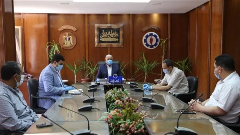 محافظ السويس: توفير كافة مستلزمات الوقاية الخاصة لجميع العاملين في المنظومة الطبية