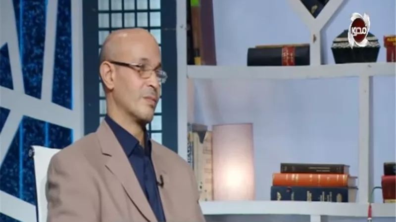 طبيب مصرى يكتشف لقاح كورونا من سم نحل العسل .. بالفيديو