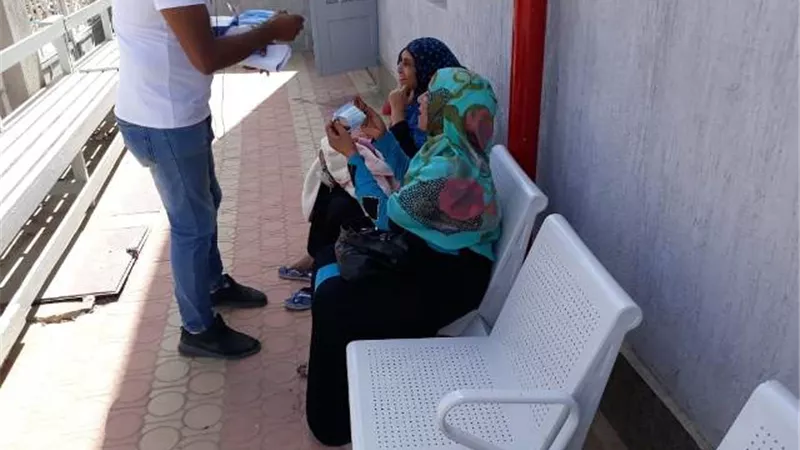 حماة الوطن يوزع كمامات خلال صرف معاشات يونيو بقصاصين الإسماعيلية.صور