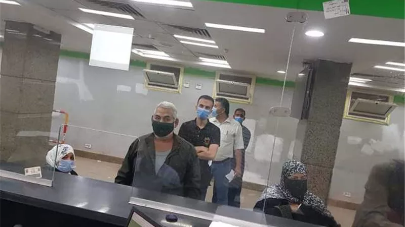 غراب يهيب بأرباب المعاشات الإلتزام بالإجراءات الإحترازية وإرتداء الكمامة داخل منافذ الصرف صور