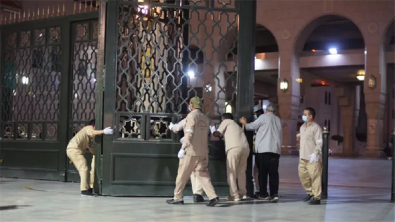 بالصور .. فتح أبواب المسجد النبوي أمام المصلين