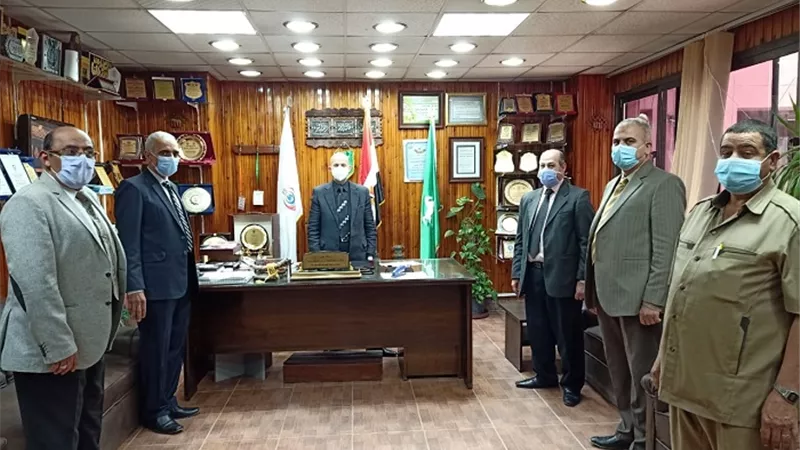 وكيل وزارة الصحة بالشرقية يكرم ٣ من قيادات الصحة لبلوغهم السن القانونية للمعاش