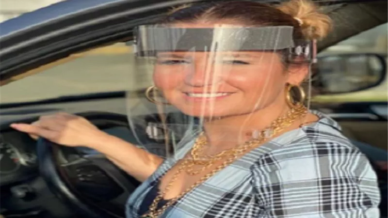 شاهد.. هنا شيحة بقناع كامل على وجهها بدلا من 