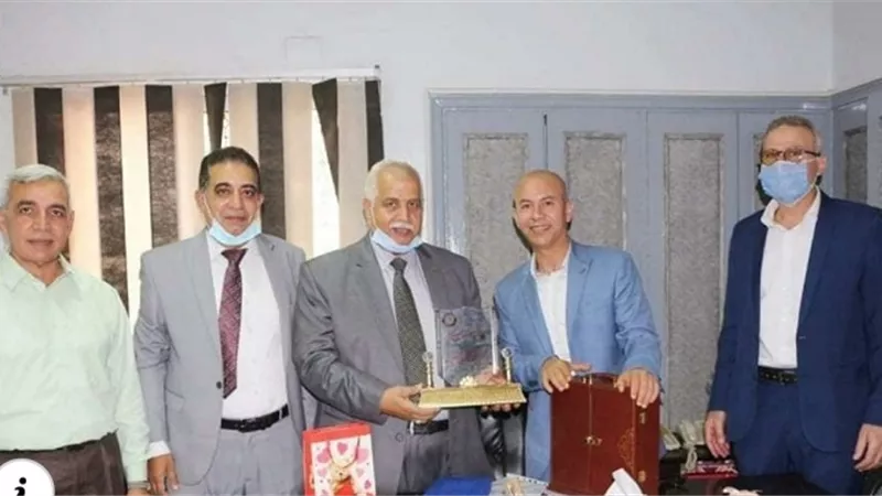 درع نقابة المعلمين لوكيل وزارة التعليم بالشرقية