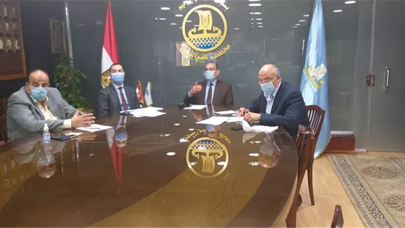 محافظ كفر الشيخ يعقد اجتماعاً عبر الفيديو كونفرانس مع رؤساء المراكز والمدن