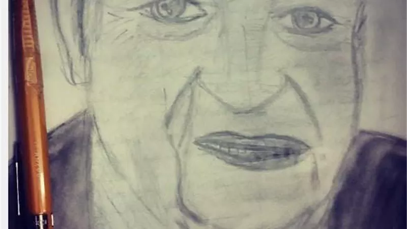 موهبة فى الرسم تعبر عن حزنها بصورة للفنان الراحل حسن حسنى