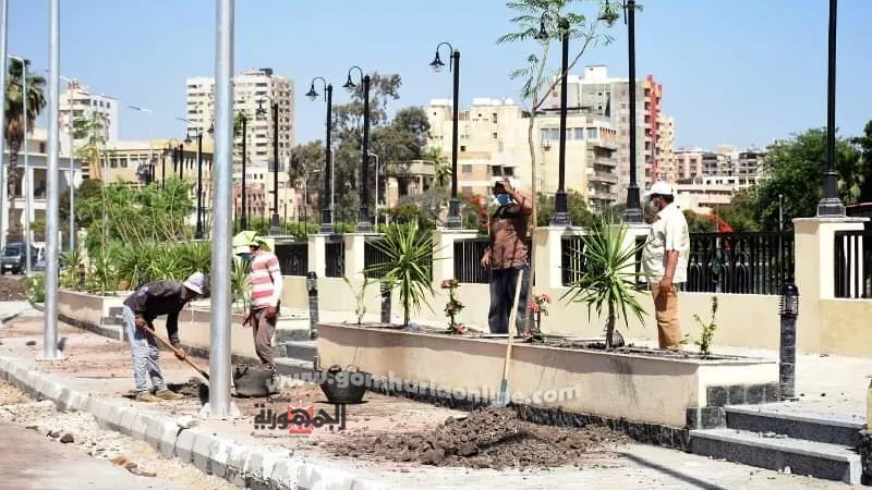 مدينة الزقازيق تتجمل بلون الزرع الأخضر والزهور الملونه على ممشاها السياحى الجديد