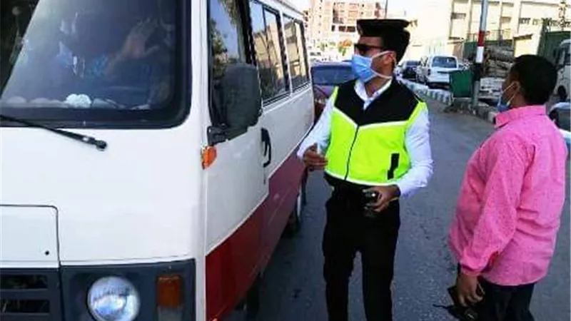 تغريم 84 سائقا بالشرقية لعدم الإلتزام بارتداء الكمامة الواقية لمواجهة الفيروس