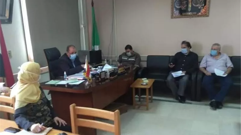 سلامة يبحث مع مساعديه آلية العمل بالتأمين الصحى بالشرقية لتحصيل طوابع الطلاب الجدد