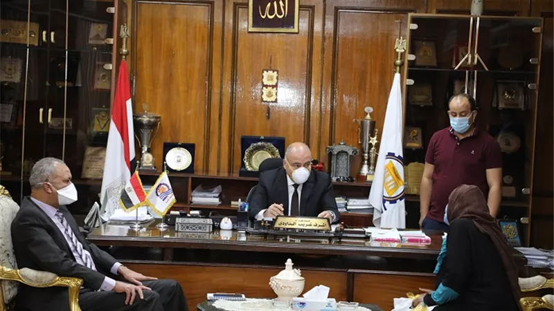 محافظ قنا ونائبه يستقبلان 40 مواطنا لحل شكاواهم