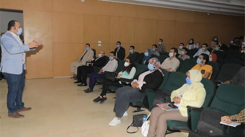 محافظ بني سويف يتابع فعاليات الدورة التدريبية لتأهيل وتمكين االشباب