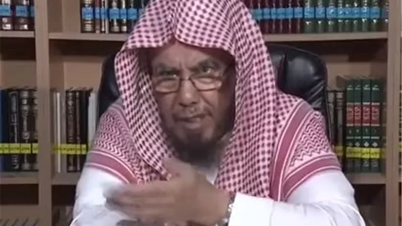 كبار العلماء في السعودية توضح الحكم الشرعي في تغطية الأنف والفم خلال الصلاة.. فيديو