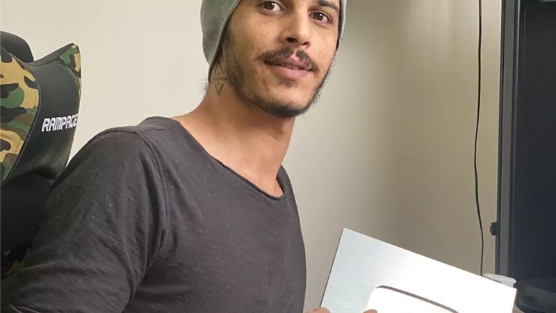 محمد حمزة يطالب الشباب باستغلال كورونا للحصول على دخل من العمل أونلاين