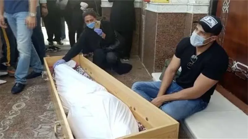انهيار محمد نور فى عزاء والده