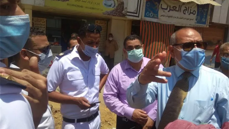 نائب محافظ القاهرة فى سوق المطرية لحصر الباعه قبل نقلهم لسوق المسله