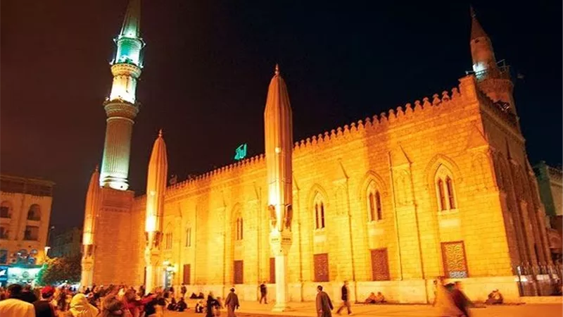 مسجد الحسين يستقبل المصلين فى ثالث الجمع العائدة