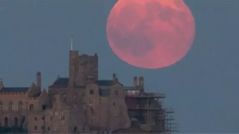 فى سماء غداً الجمعة موعد قمر الفراولة الكامل والخسوف الكاذب