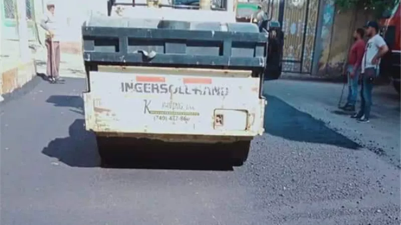 رئيس مركز ومدينة بيلا يتابع أعمال الرصف
