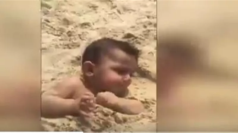 شاهد .. يطعم رضيعاً الرمال فى مشهد صادم