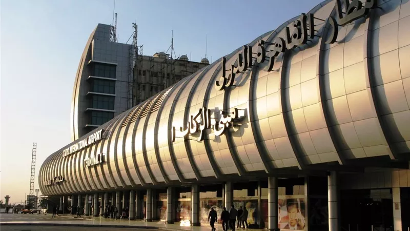 الطواقم الطبية بالمطار تفعل الغاء الحجر الصحي وسط فرحة بين الركاب