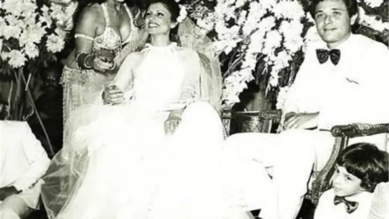 ام عياله ومذيعة شهيرة .. سيدتان فى حياة الساحر محمود عبد العزيز