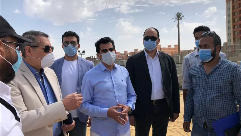 اشرف صبحى يتفقد الاعمال الجارية بمدينة الشباب والرياضة بحي الاسمرات بتكلفة 200 مليون جنيه