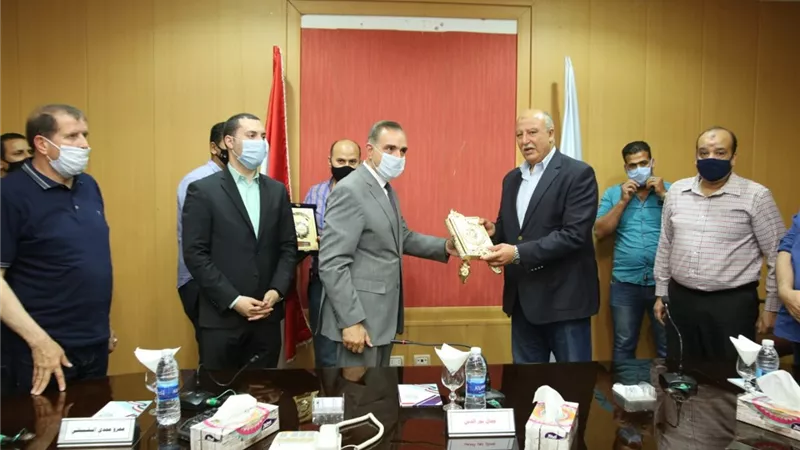 محافظ كفرالشيخ يُكرِّم السكرتير العام للمحافظة