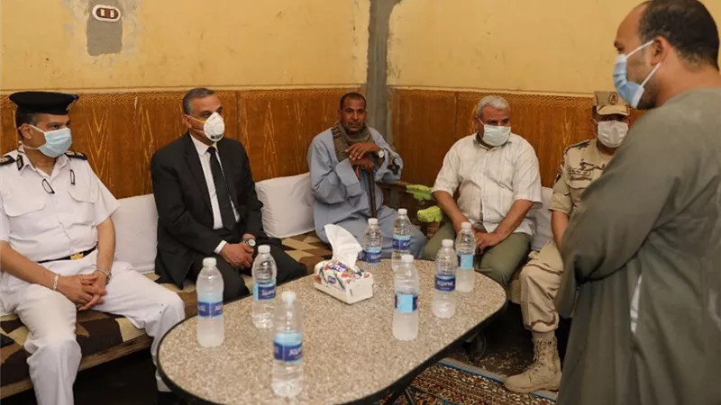محافظ سوهاج يؤدي واجب العزاء لأسرة الشهيد 