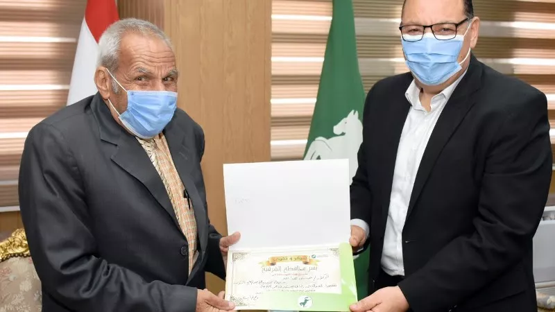 محافظ الشرقية يكرم مسن لحصولة علي درجة الماجيستير في الادب